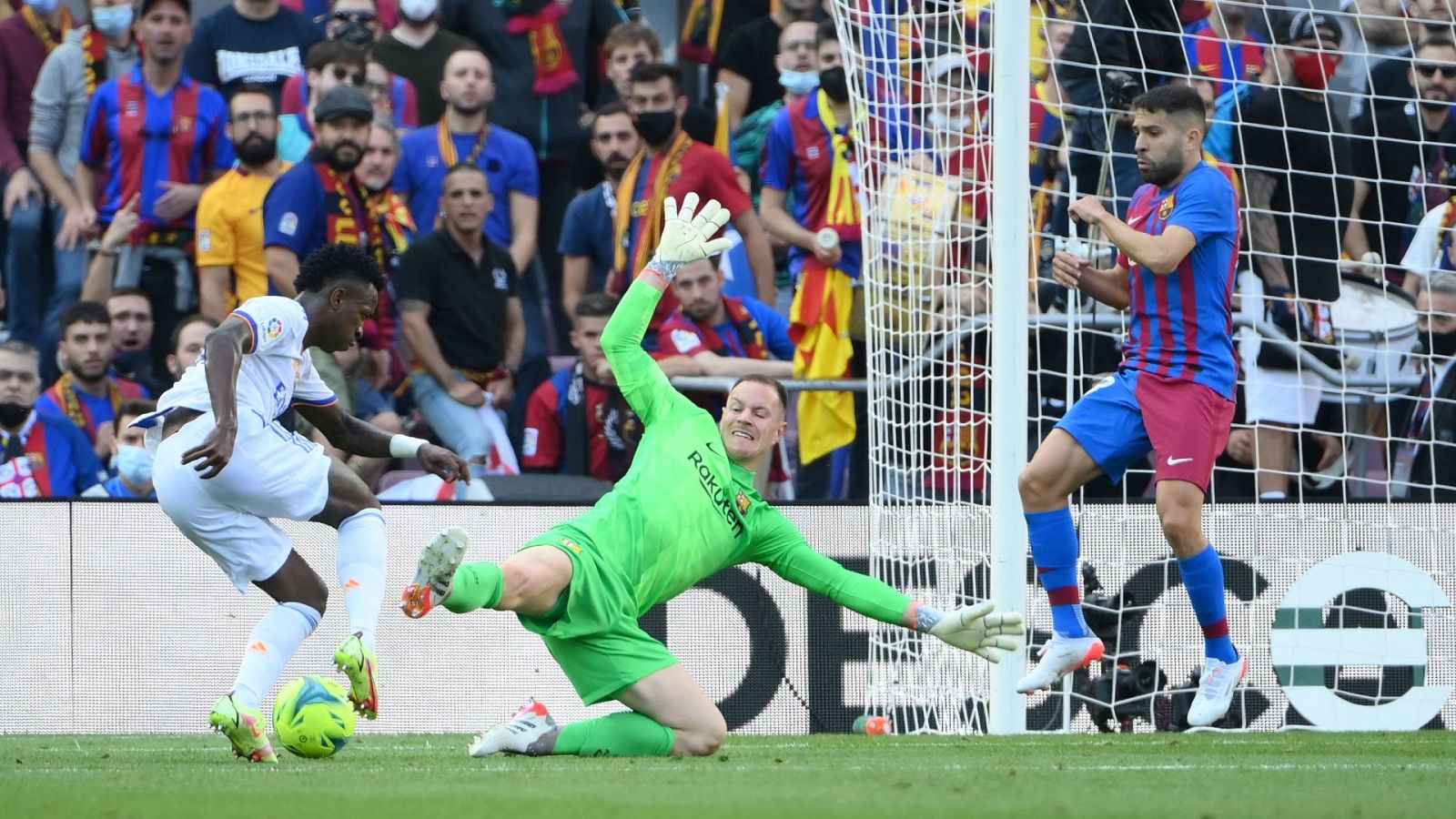 Vinícius recorta a Ter Stegen durante el Clásico entre el FC Barcelona y el Real Madrid