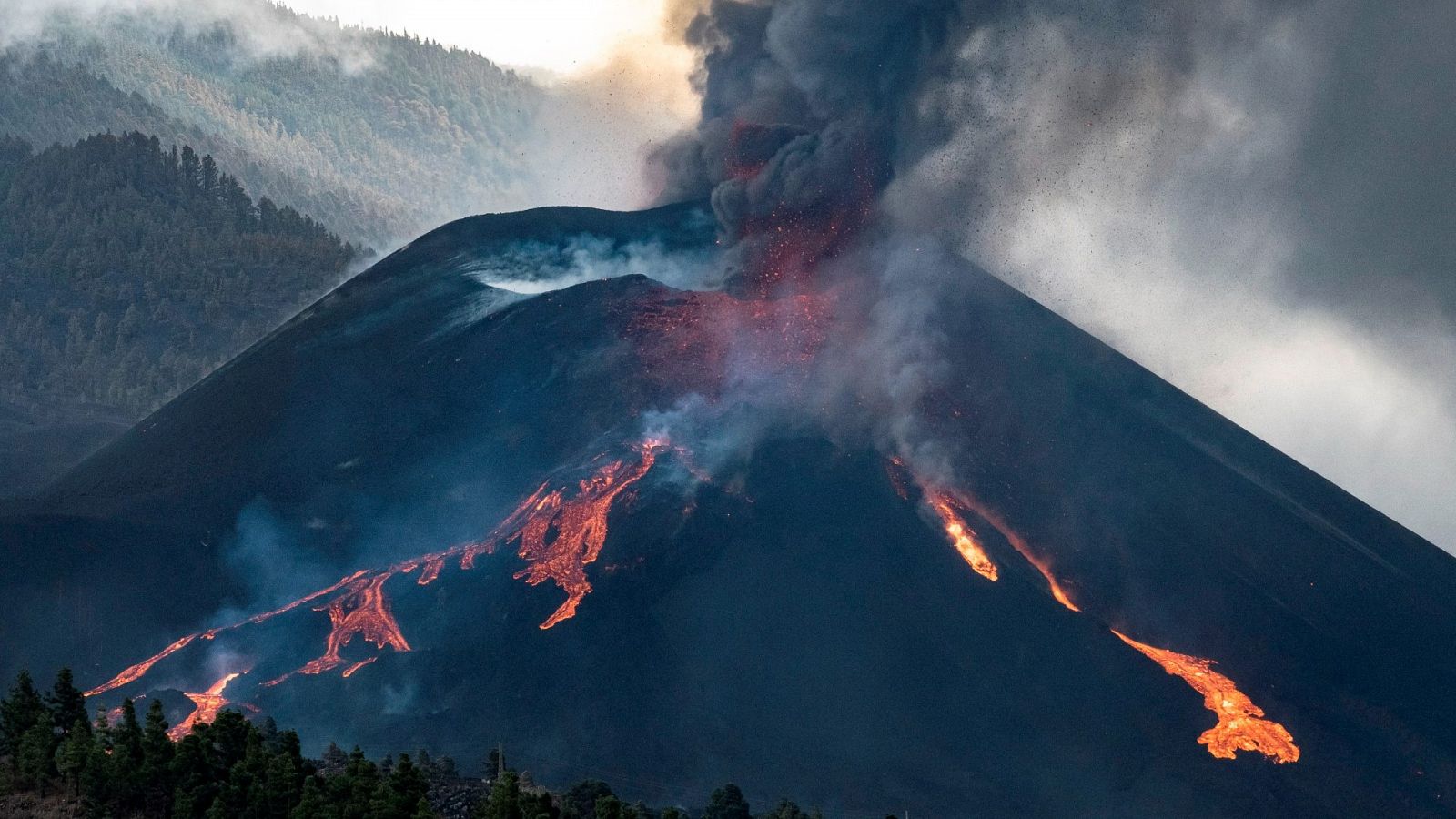 Momento en el que una nueva boca se ha abierto en la parte inferior del cono secundario del volcán de La Palma