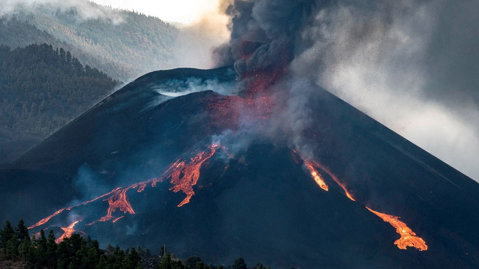 Momento en el que una nueva boca se ha abierto en la parte inferior del cono secundario del volcán de La Palma 