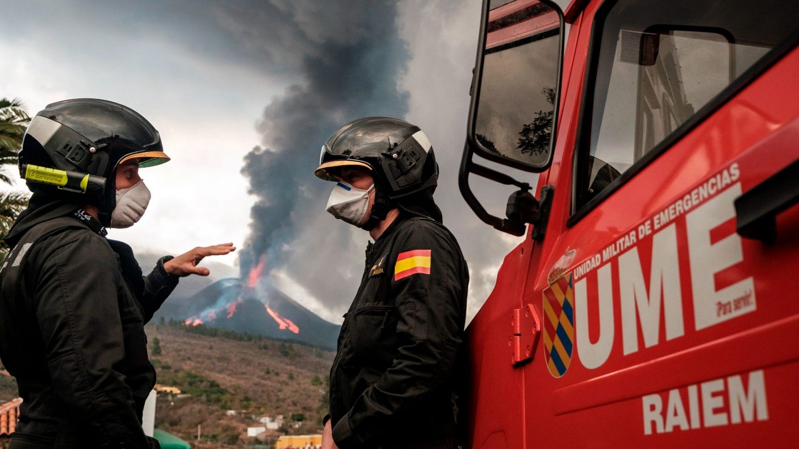 Dos efectivos de la UME, junto al mirador de Tajuya, se preparan para vigilar la calidad del aire