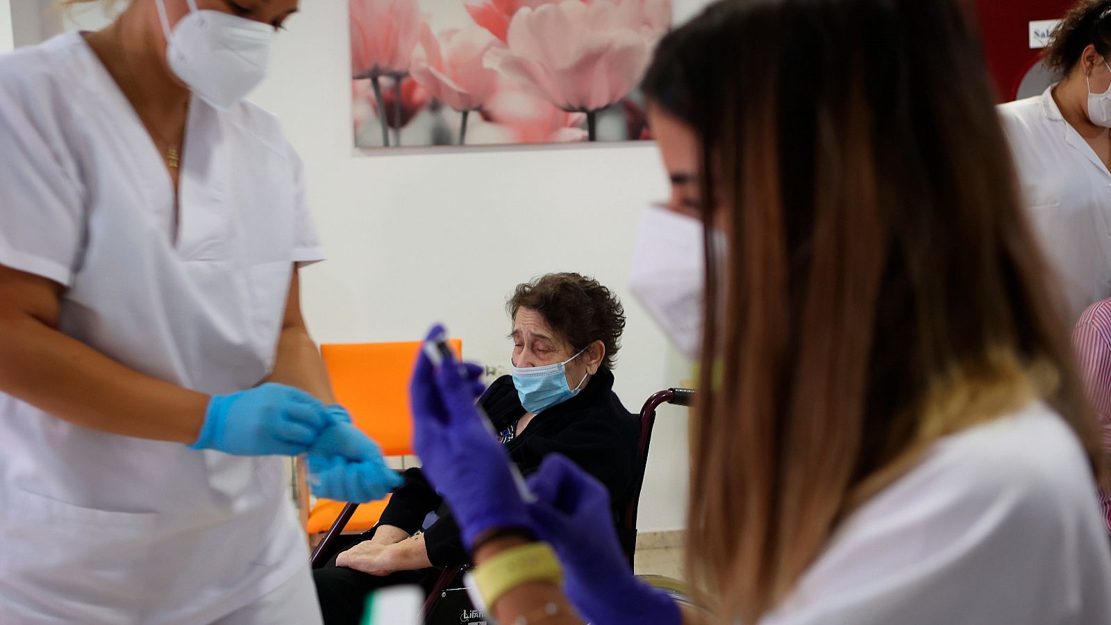 Miembros del Servicio Extremeño de Salud inician la campaña para inocular la tercera dosis de la vacuna anticovid a los residentes