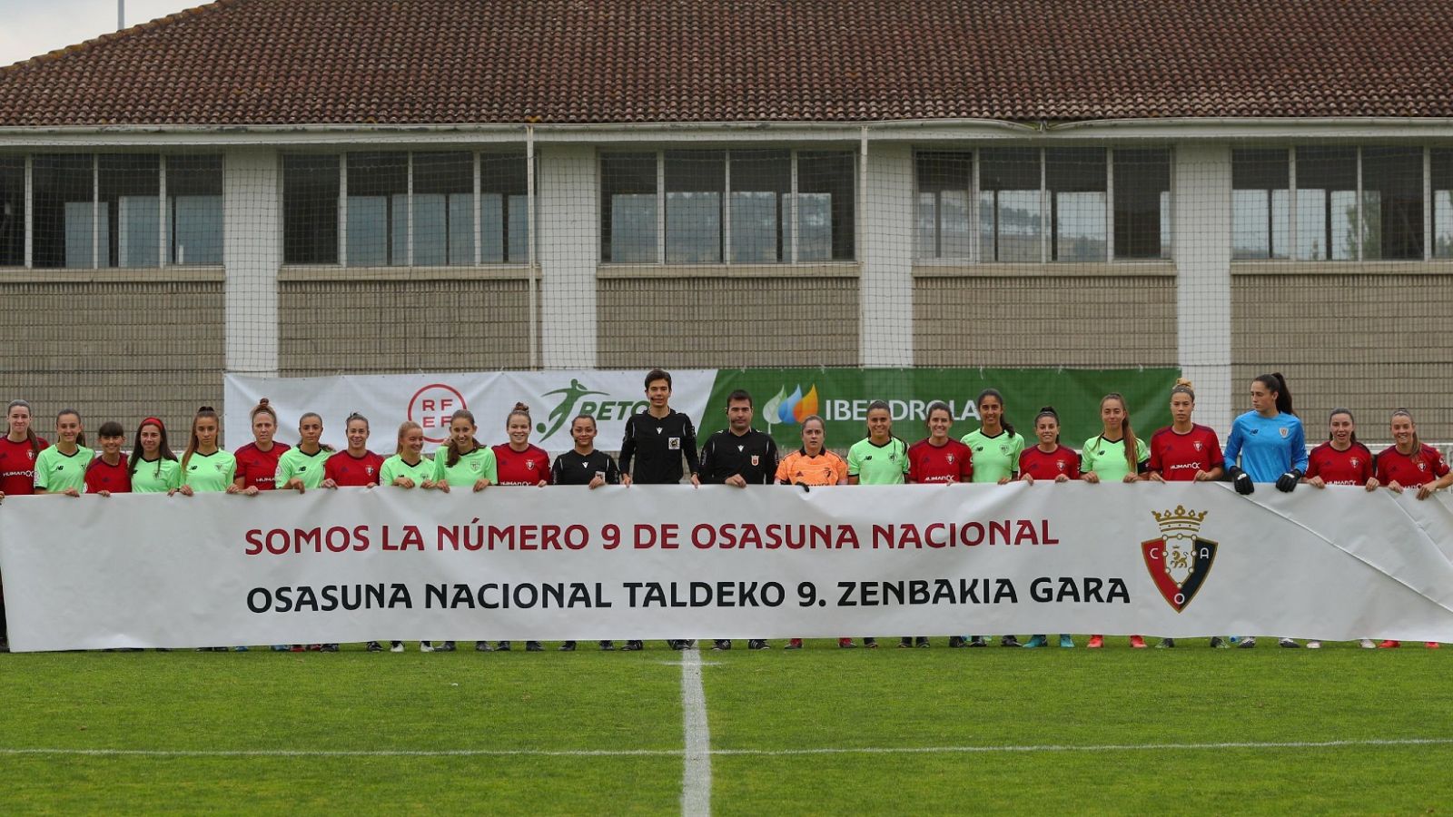 Jugadoras Osasuna muestran el rechazo por los insultos recibidos