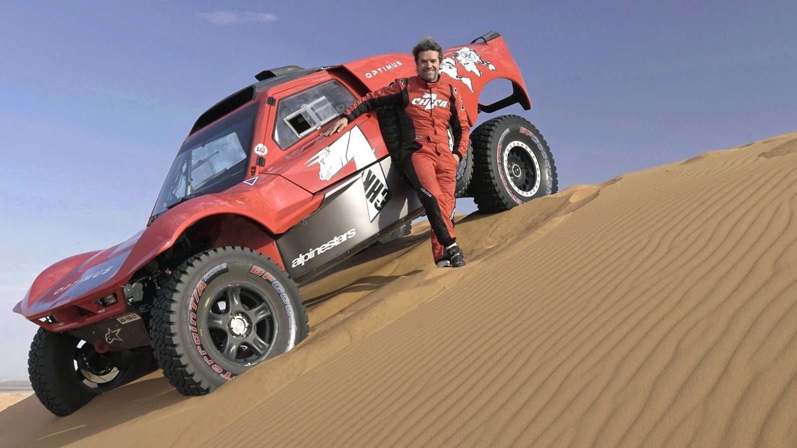 Carlos Checa posa junto al vehículo con el que particpará en el Dakar 2022.