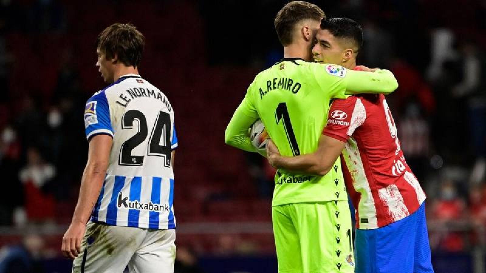 Luis Suárez abraza al meta Remiro, de la Real Sociedad.