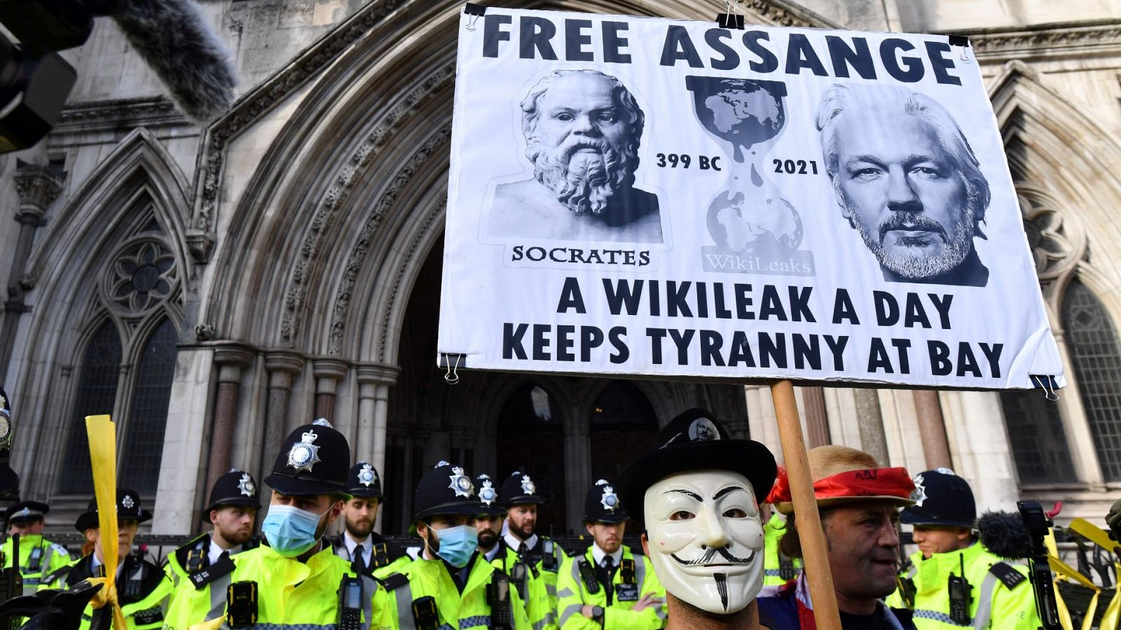 Manifestantes en favor de Assange se concentran a las puertas del tribunal que estudia la solicitud de extradición