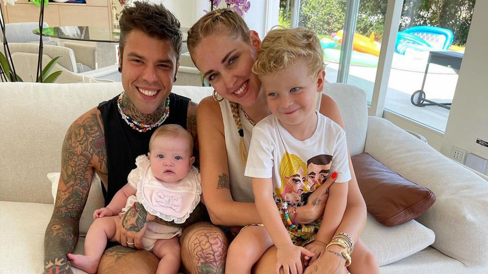 Chiara Ferragni y Fedez junto a sus hijos Leone y Vittoria