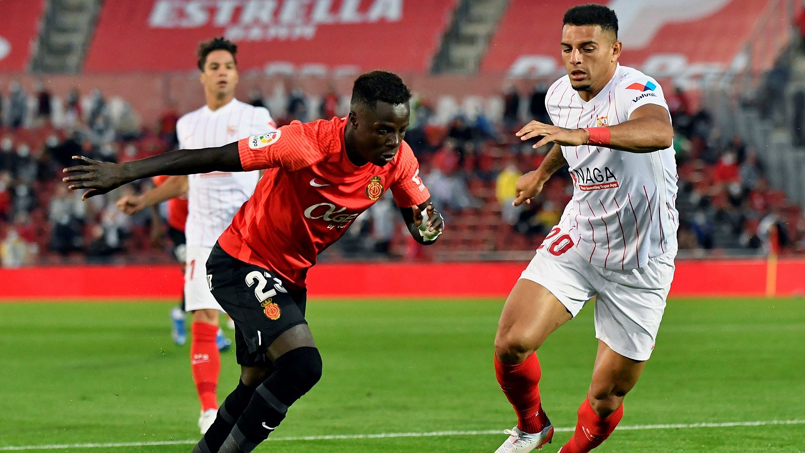 El delantero senegalés del Mallorca, Amath Ndiaye, disputa un balón con Diego Carlos, defensa brasileño del Sevilla.