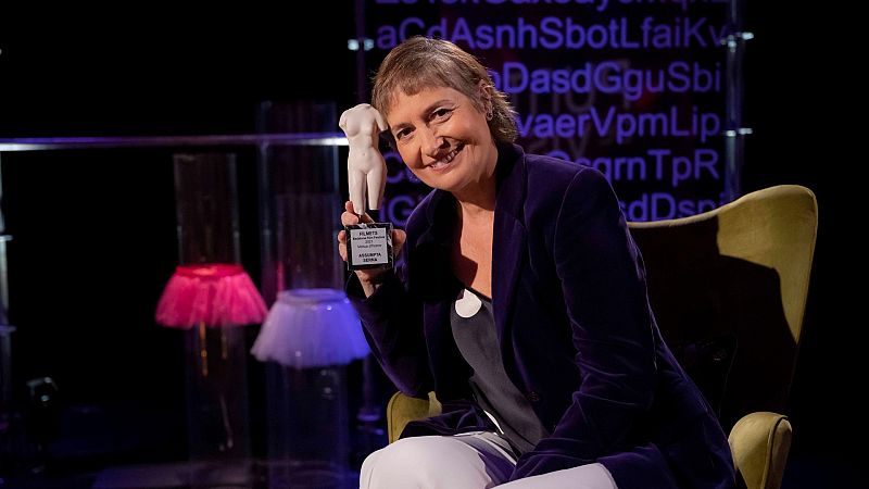 Assumpta Serna amb el premi a les mans asseguda en una butaca al plató de 'Punts de vista'