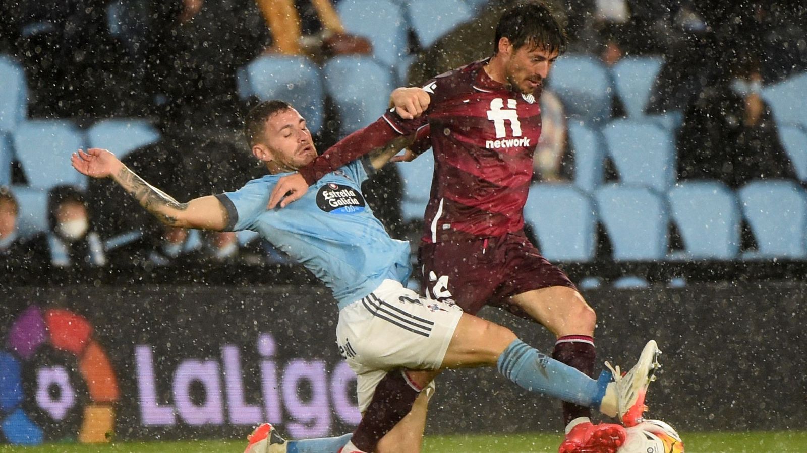 El jugador del Celta, Javi Galán, intenta quitarle un balón a David Silva, de la Real Sociedad