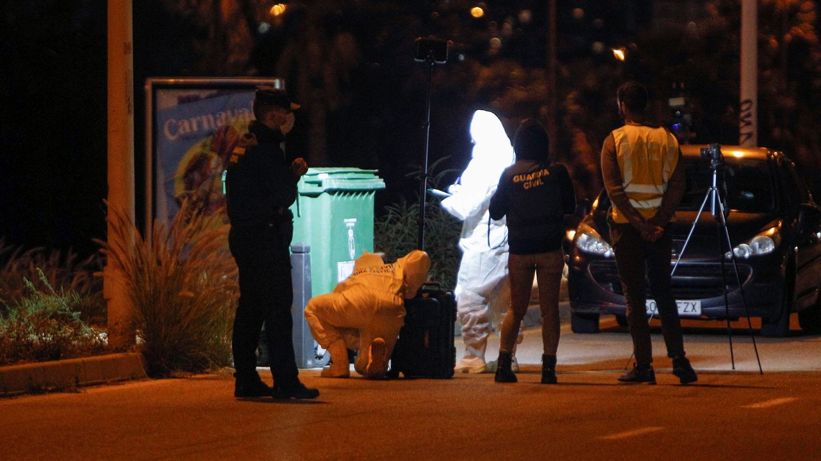 Efectivos del laboratorio científico de la policía judicial de la Guardia Civil registran en una urbanización