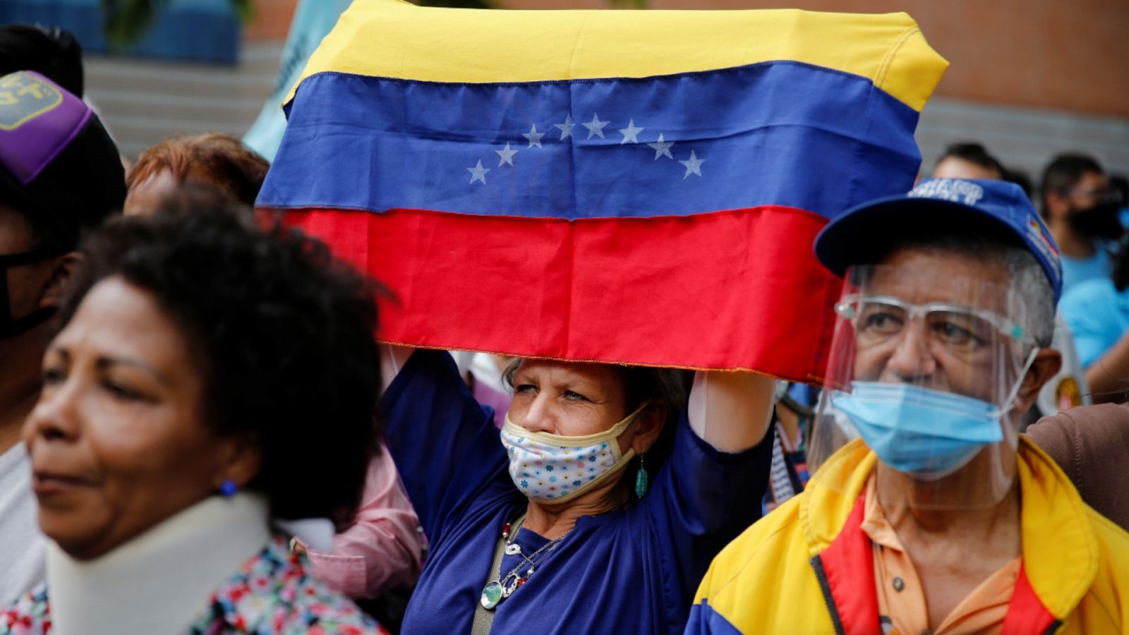 Simpatizantes del candidato de la oposición a la alcaldía de Caracas, Tomás Guanipa, durante su primer mitin de campaña.