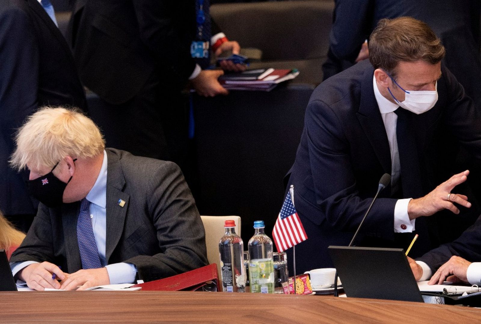 Una imagen del primer ministro británico, Boris Johnson, cerca del presidente francés, Emmanuel Macron, durante la cumbre de la OTAN el 14 de junio de 2021 en Bruselas, Bélgica.