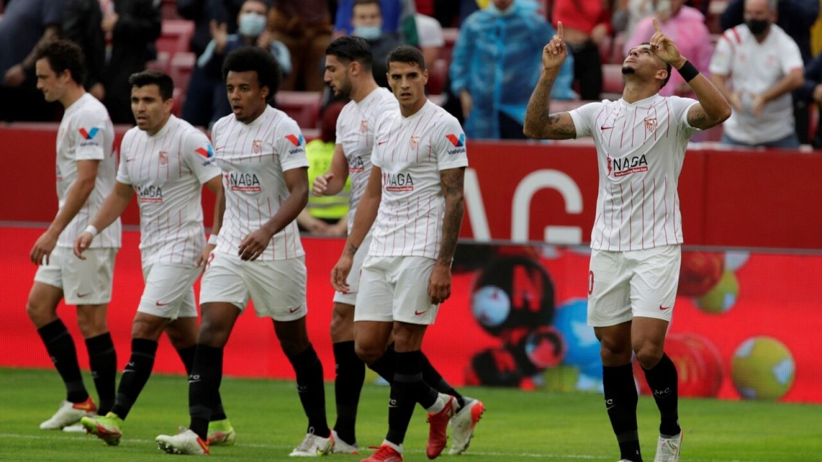 Los jugadores del Sevilla celebran el gol de Diego Carlos ante Osasuna.