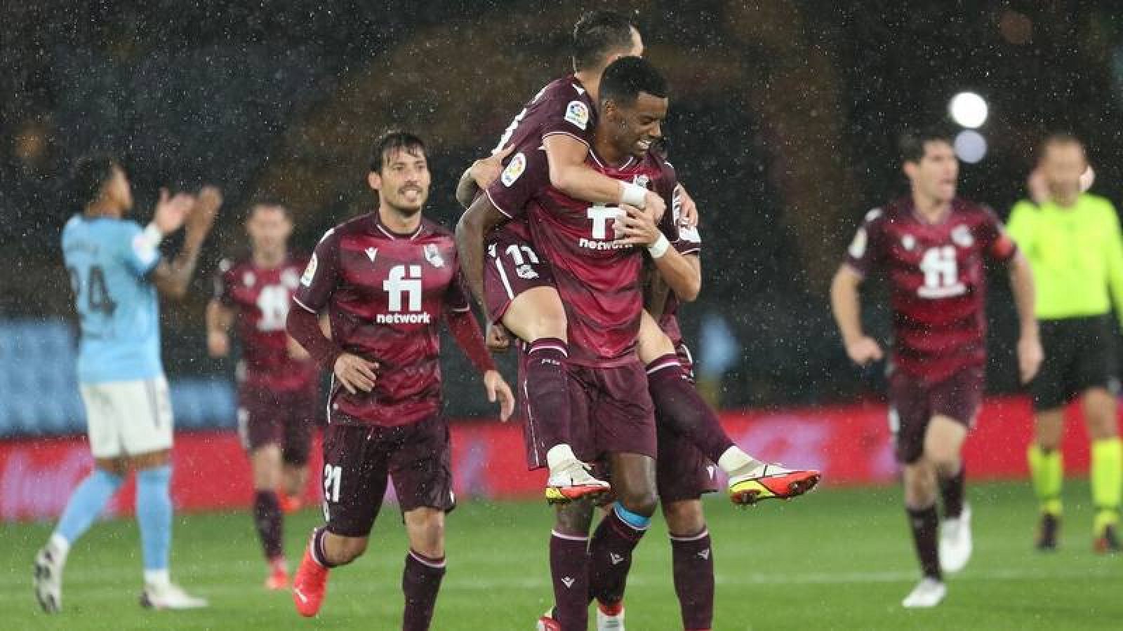 Los jugadores de la Real Sociedad celebran un gol ante el Celta de Vigo.