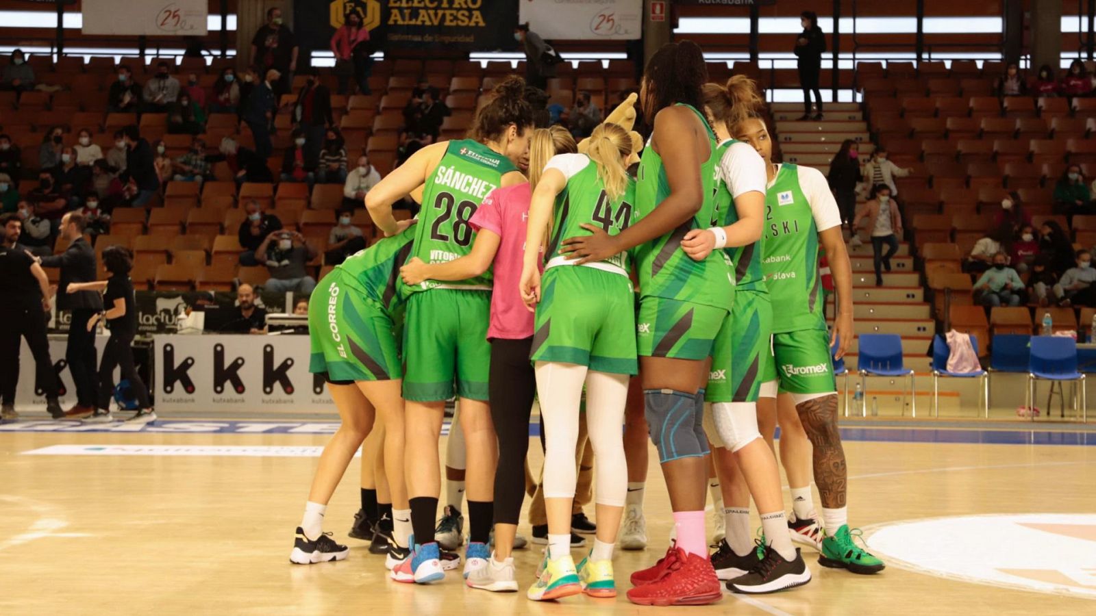 La sjugadoras de Araski hacen piña en un partido de esta temporada en Mendizorrotza