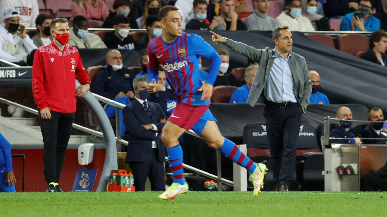 Sergi Barjuan da instrucciones a los jugadores del Barça ante el Alavés.