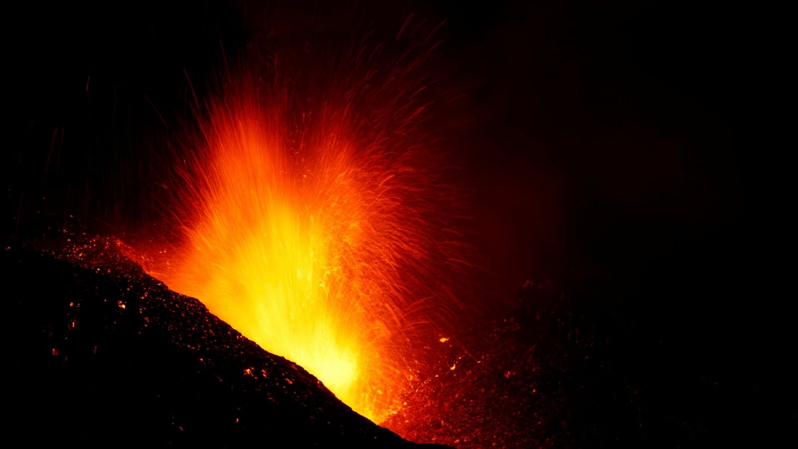 Vista del volcán que ya ha arrasado más de 900 hectáreas