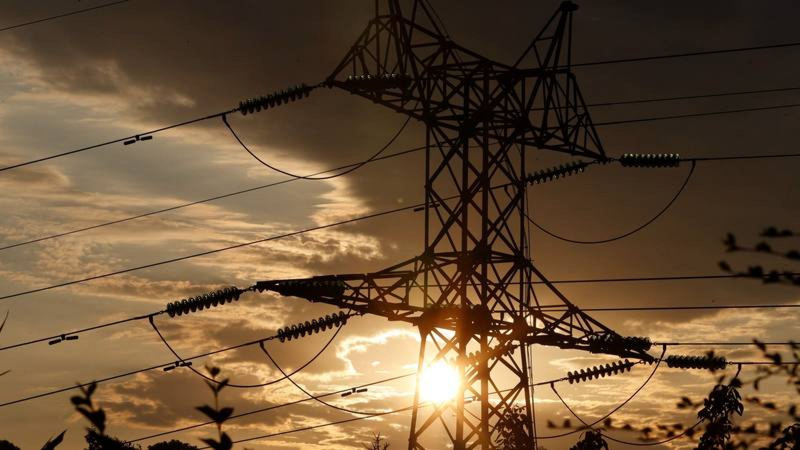 Precio de la luz en España - En la imagen, una torre de transporte de energía