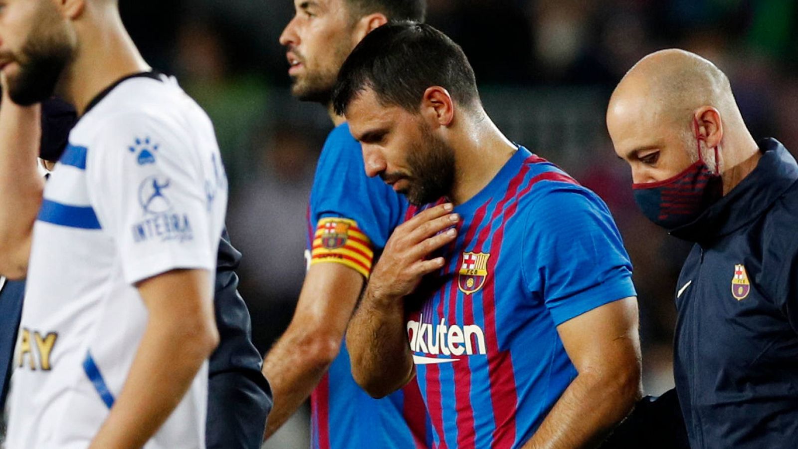 Agüero (centro) se lleva la mano al pecho mientras se retira del campo en el partido contra el Alavés