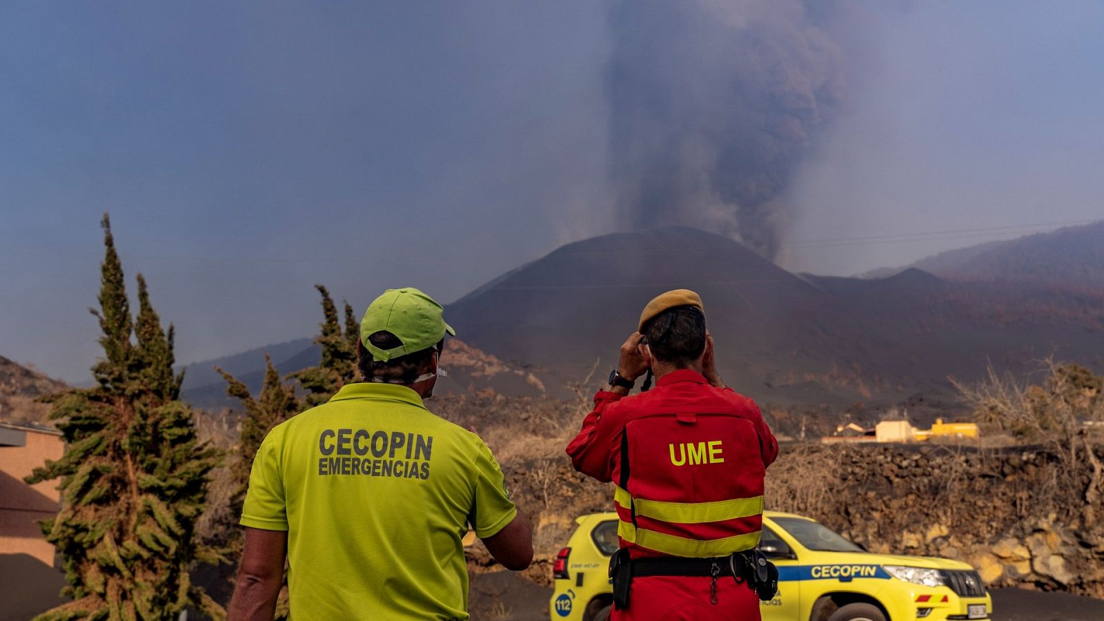 Efectivos del Ejército de Tierra y la Unidad Militar de Emergencias observan el entorno de la erupción