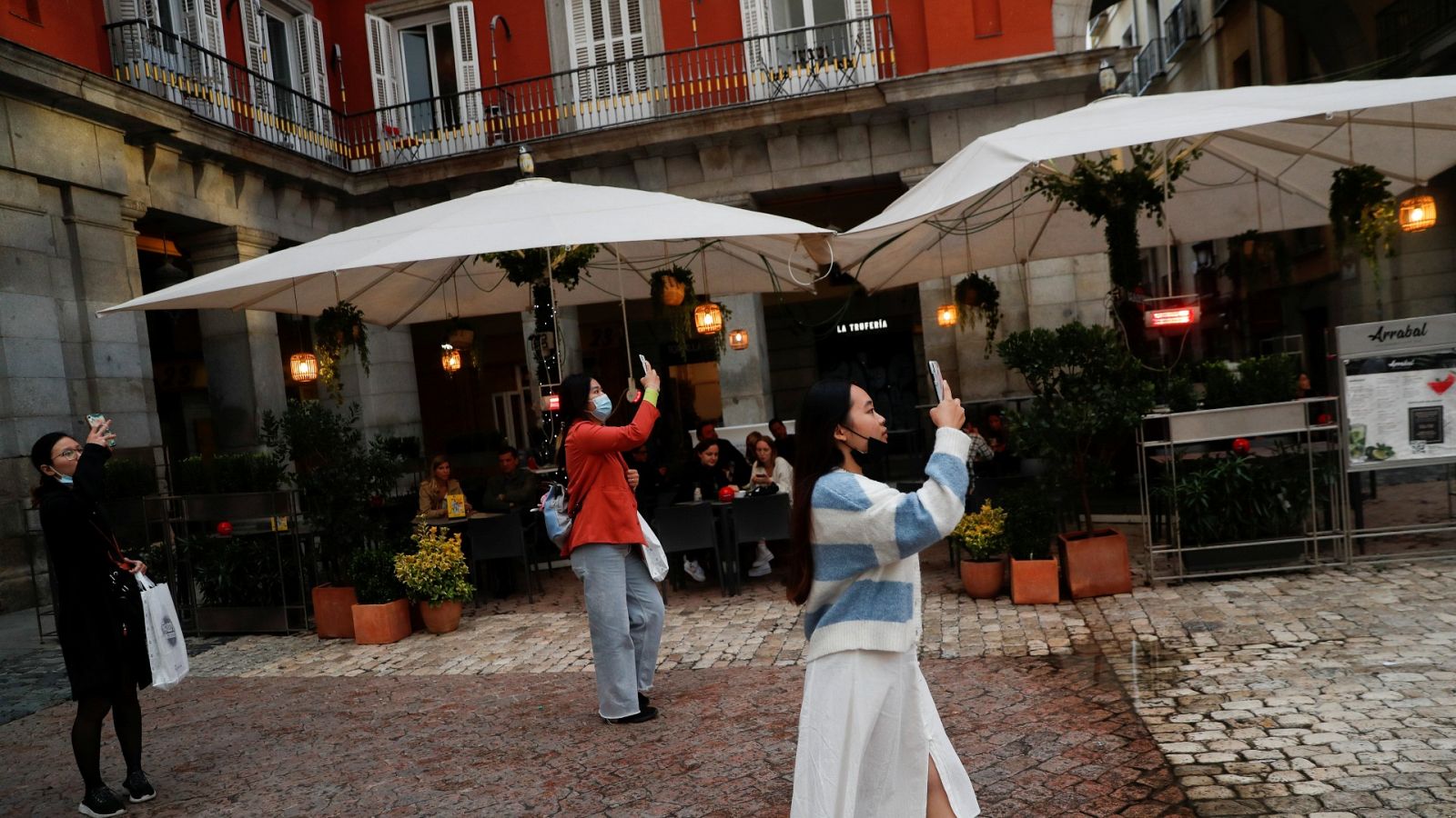 Unas turistas hacen fotos en la Plaza Mayor de Madrid