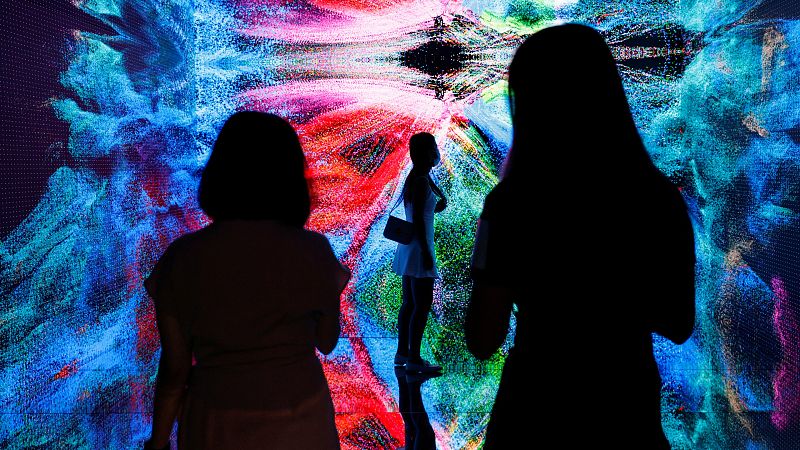 Imagen de la instalación 'Machine Hallucinations - Space: Metaverse', del artista Refik Anadol.