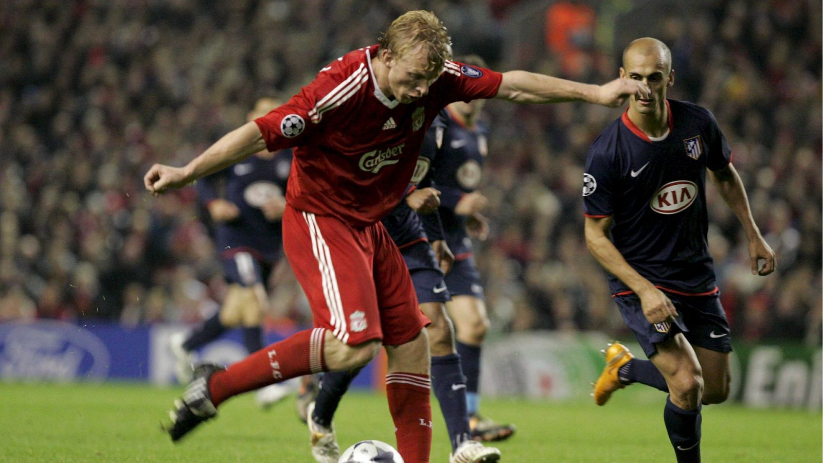 El jugador Dirk Kuyt del Liverpool en acción durante el partido disputado ante el Atlético de Madrid en el estadio Anfield de Liverpool el 4 de noviembre de 2008.