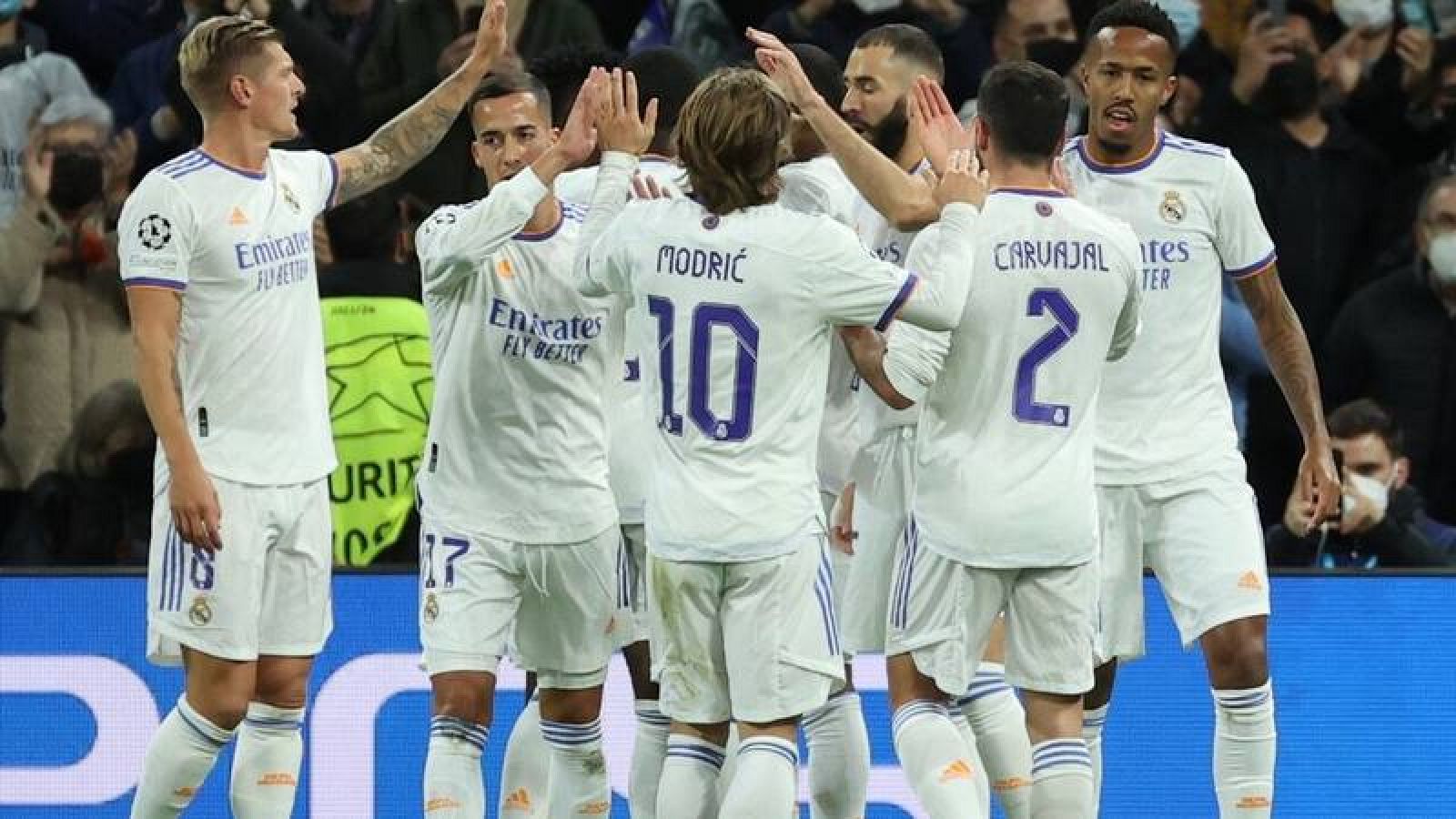 Los jugadores del Real Madrid celebran uno de los dos goles de Benzema. 