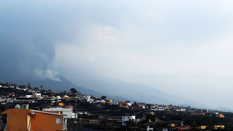 El volcán de Cumbre Vieja continúa su actividad emitiendo gases, si bien las emisiones de dióxido de azufre registran menores niveles