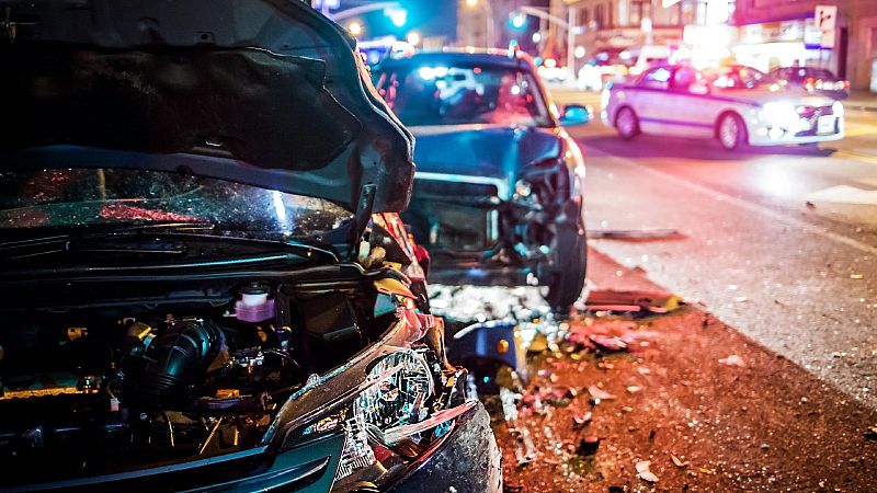 Dos coches destrozados por un choque frontal en la carretera, en una imagen de archivo.