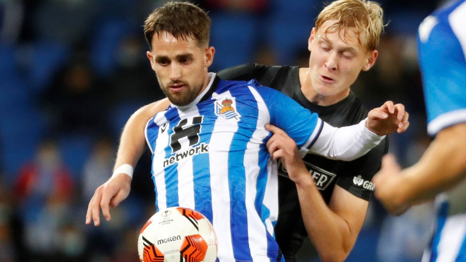  El centrocampista belga de la Real Adnan Januzaj (i) disputa un balón con Niklas Geyrhofer (d), del Sturm Graz
