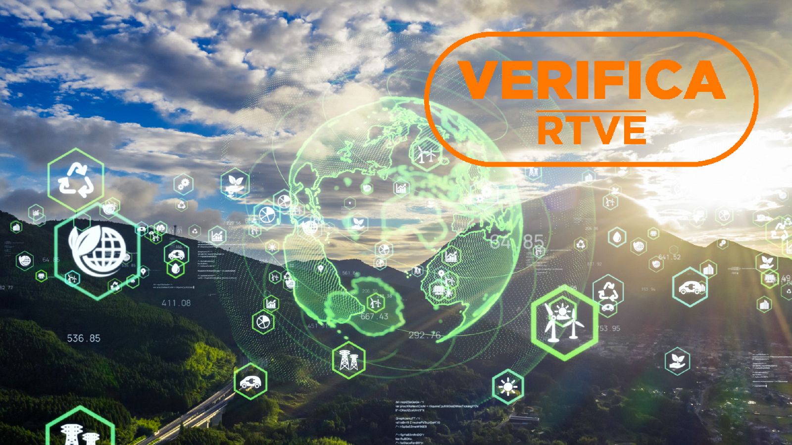 Un paisaje montañoso con diferentes iconos de energías sobreimpresionados, con el sello en naranja de VerificaRTVE