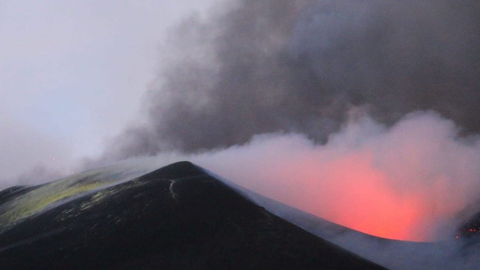 Depósitos de azufre elemental en el cono del volcán de La Palma