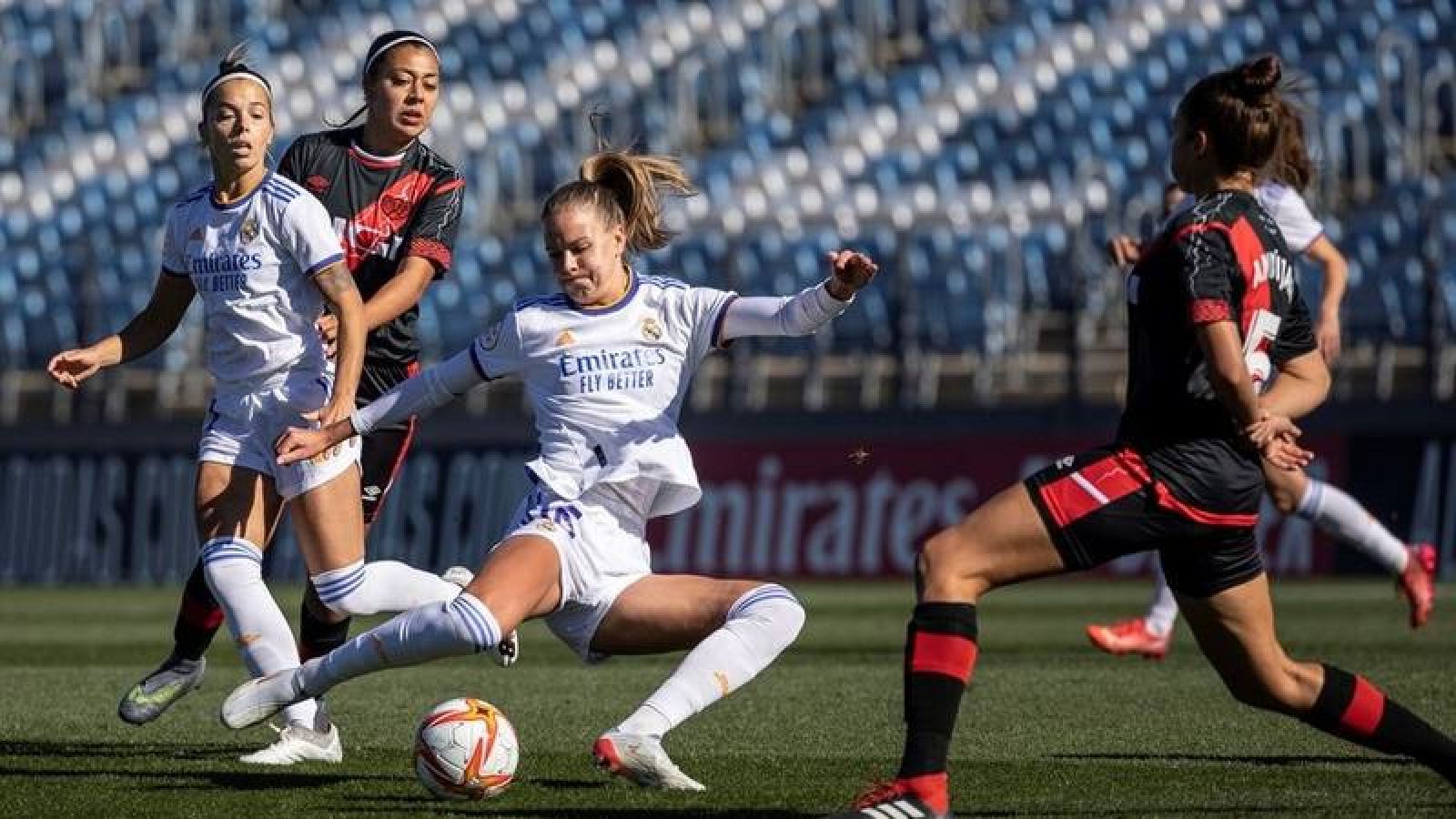 Imagen del partido ente el Real Madrid y Rayo Vallecano correspondiente a la novena jornada de la Liga femenina. 