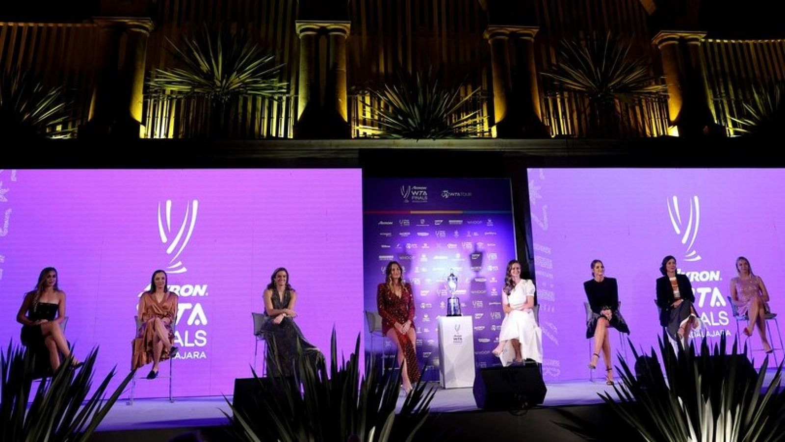 Las ocho participantes de las WTA Finals posan junto al trofeo en Guadalajara (México).