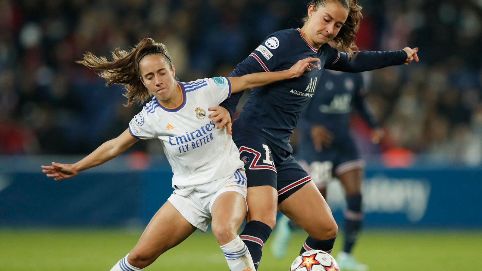 Maite Oroz (izqda) defiende a la jugadora del PSG Sara Dabritz