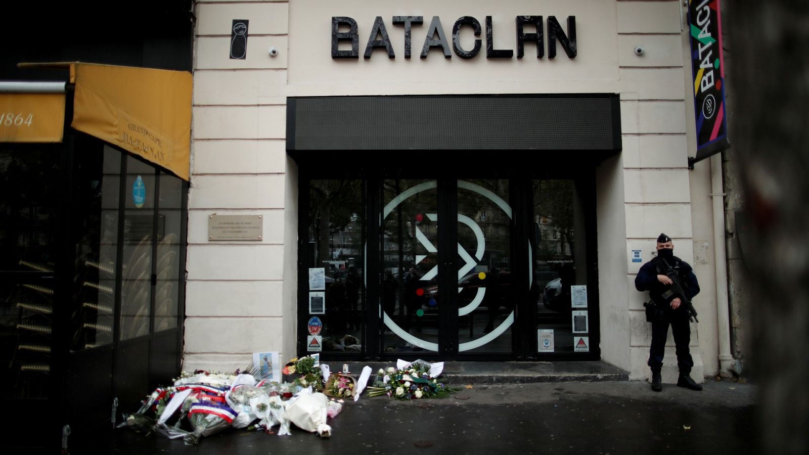 Un policía en la puerta de la Sala Bataclán durante un concierto tras el atentado