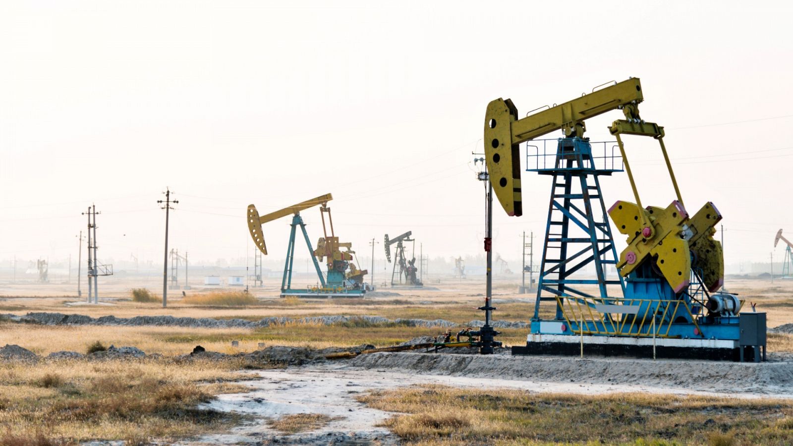 Equipos de bombeo de petróleo trabajando en su extracción