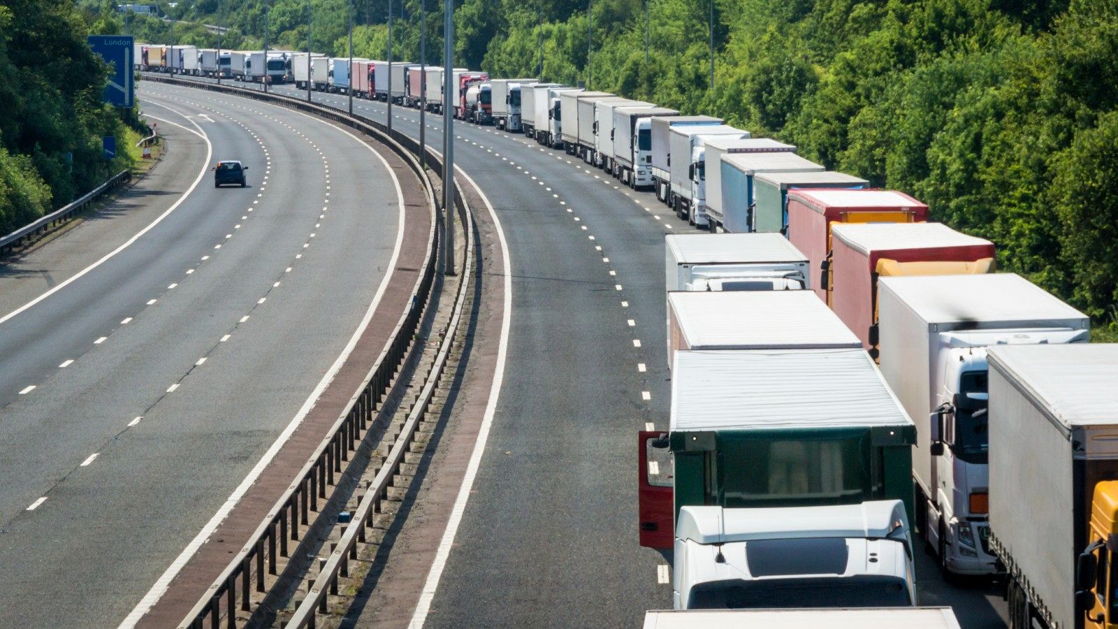 Camiones concentrados en una autopista, en una imagen de archivo
