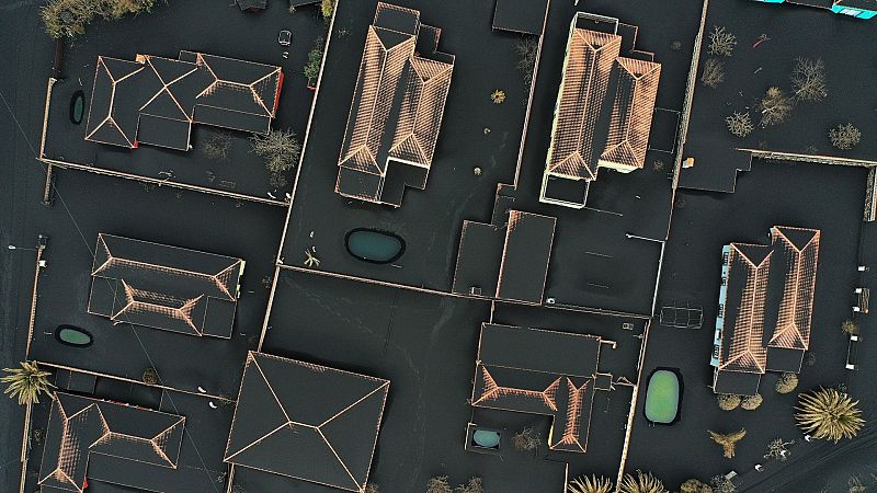 La ceniza ha cubierto las casas en La Palma