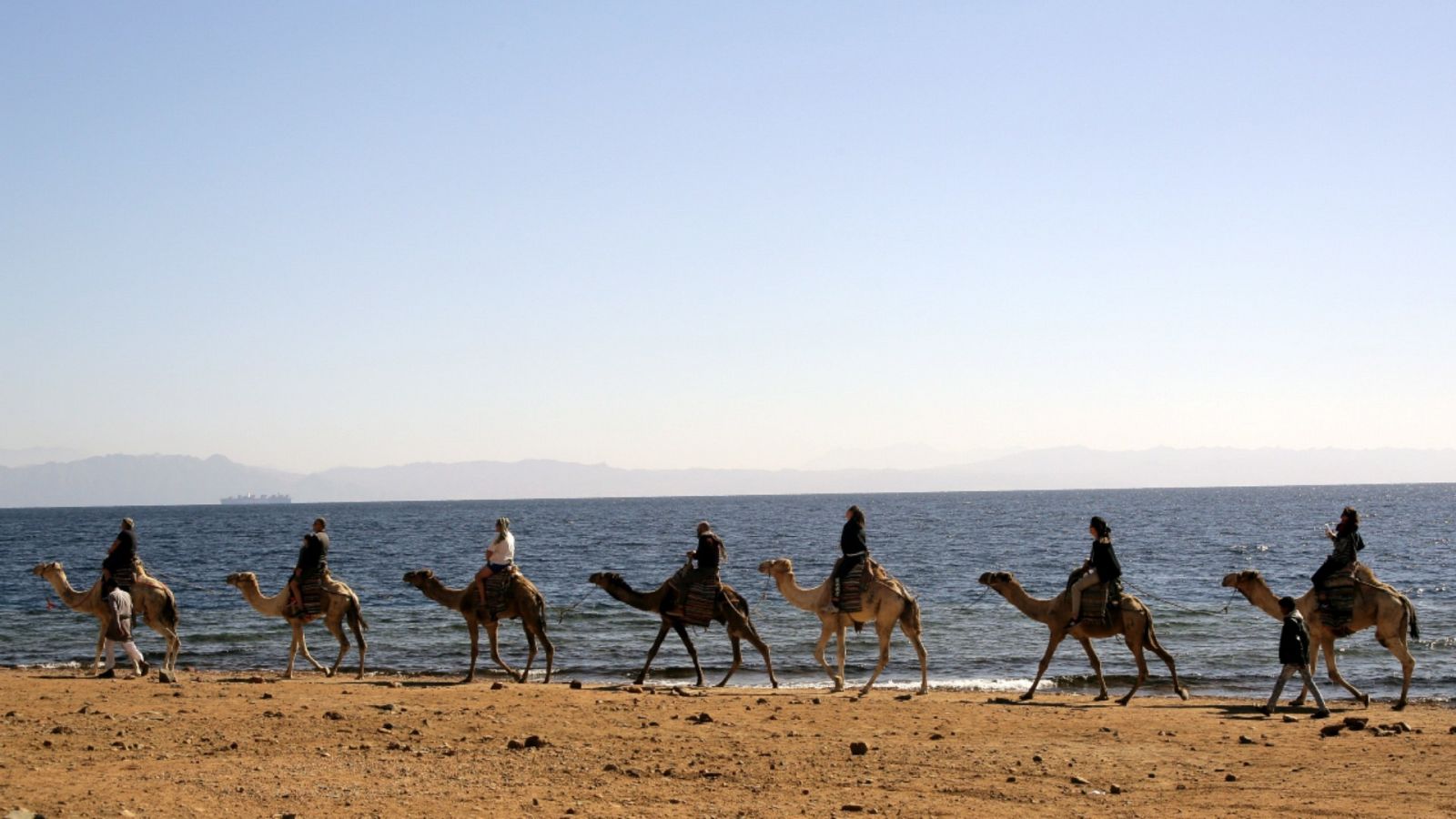 Imagen de archivo del 1 de febrero del 2019 de turistas paseando en camello junto al mar Rojo, cerca de Sharm el-Sheij, en Egipto.
