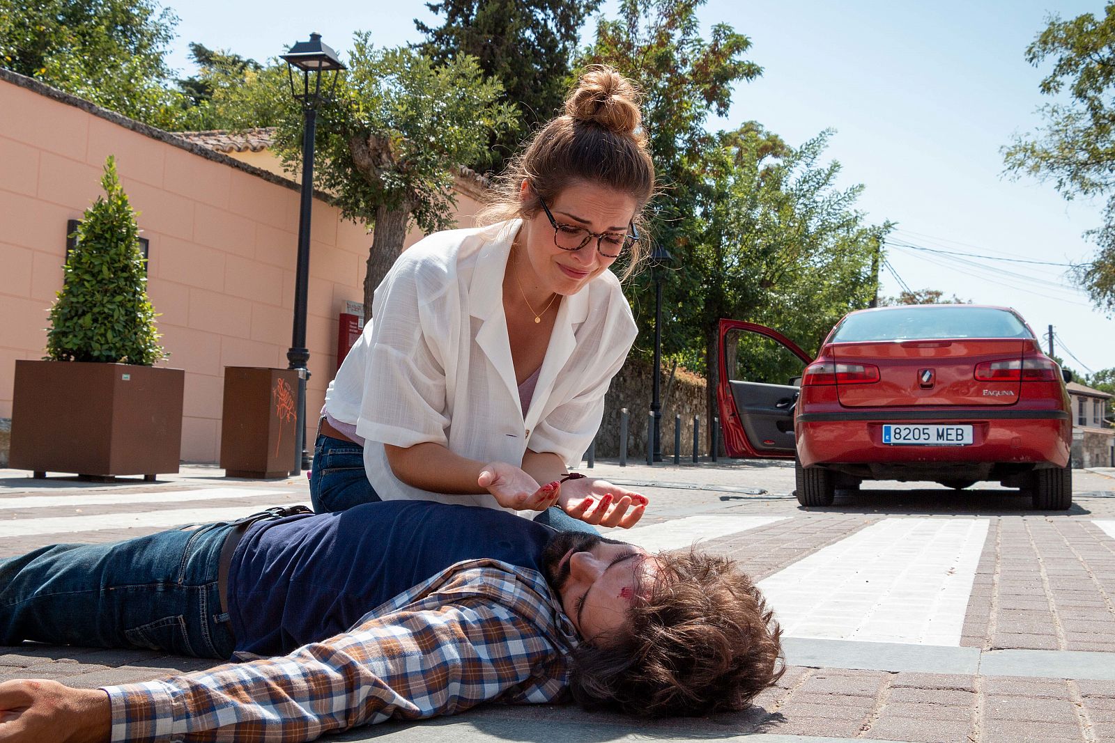 Julia intenta socorrer a Tirso que se encuentra malherido en el suelo.