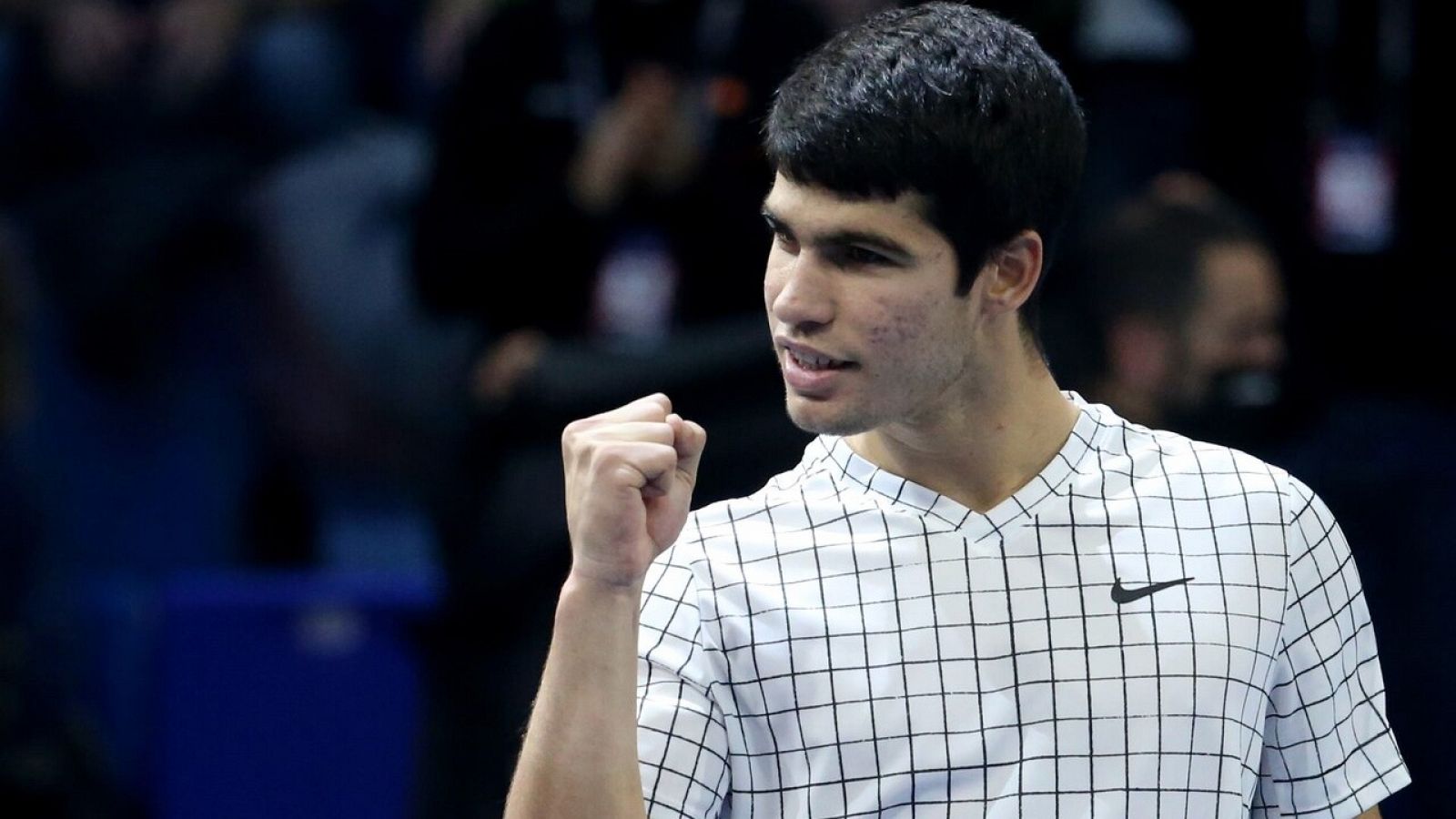 El tenista español Carlos Alcaraz celebra un punto ante Sebastian Korda.