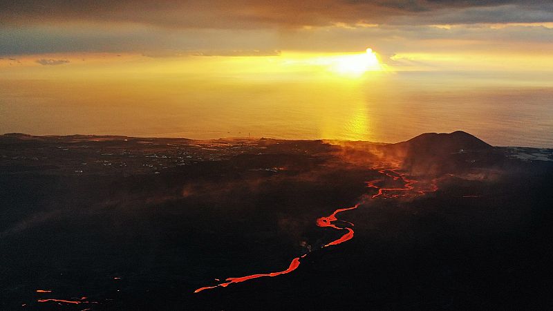 Fotografía realizada con un dron que muestra la colada de magma que se dirige al mar por la erupción del volcán Cumbre Vieja.