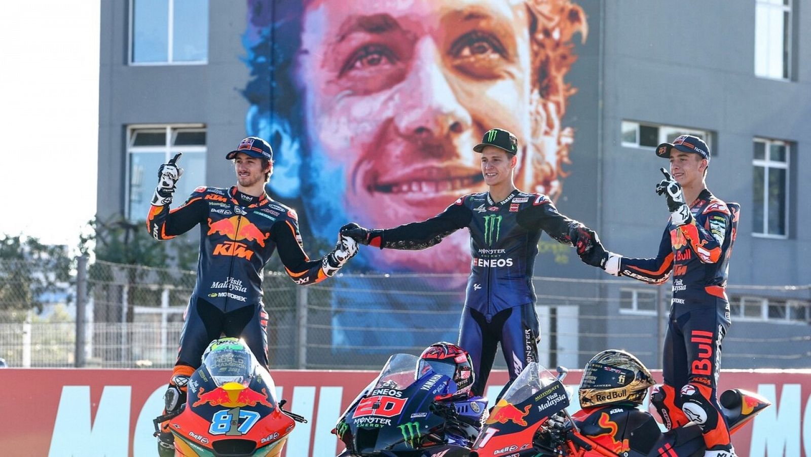 El australiano Remy Gardner, primero por la izquierda, junto a los otros campeones del mundo Fabio Quartararo (MotoGP) y el español Pedro Acosta (Moto3).