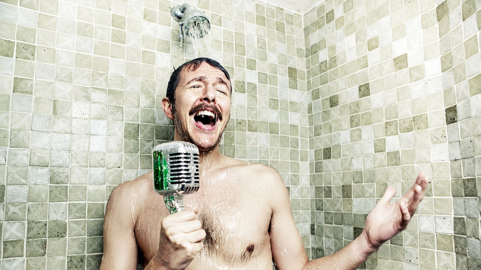 Un hombre canta en la ducha.