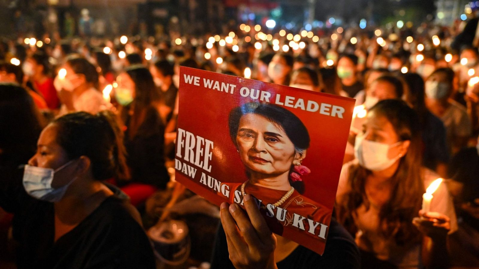 Un manifestante sostiene un cartel con la imagen de la líder civil detenida Aung San Suu Kyi