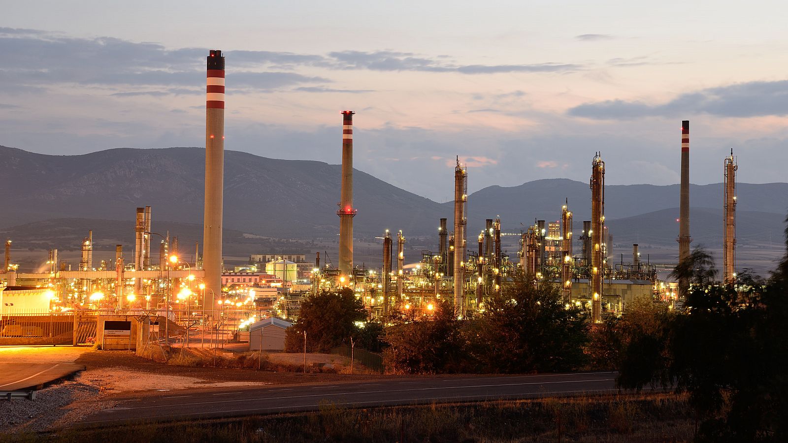 Los contaminantes precursores del ozono troposférico están en actividades como la industria o el transporte.