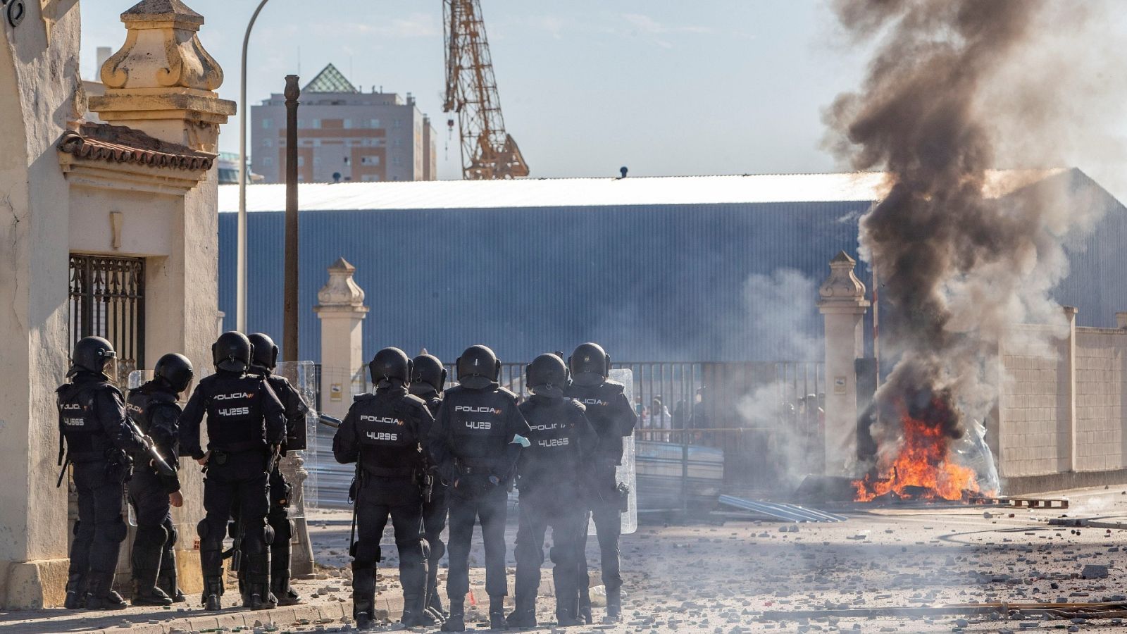 Policías antidisturbios ante los trabajadores del sector del metal que se manifiestan este martes a la puerta de la factoría de Navantia de Cádiz