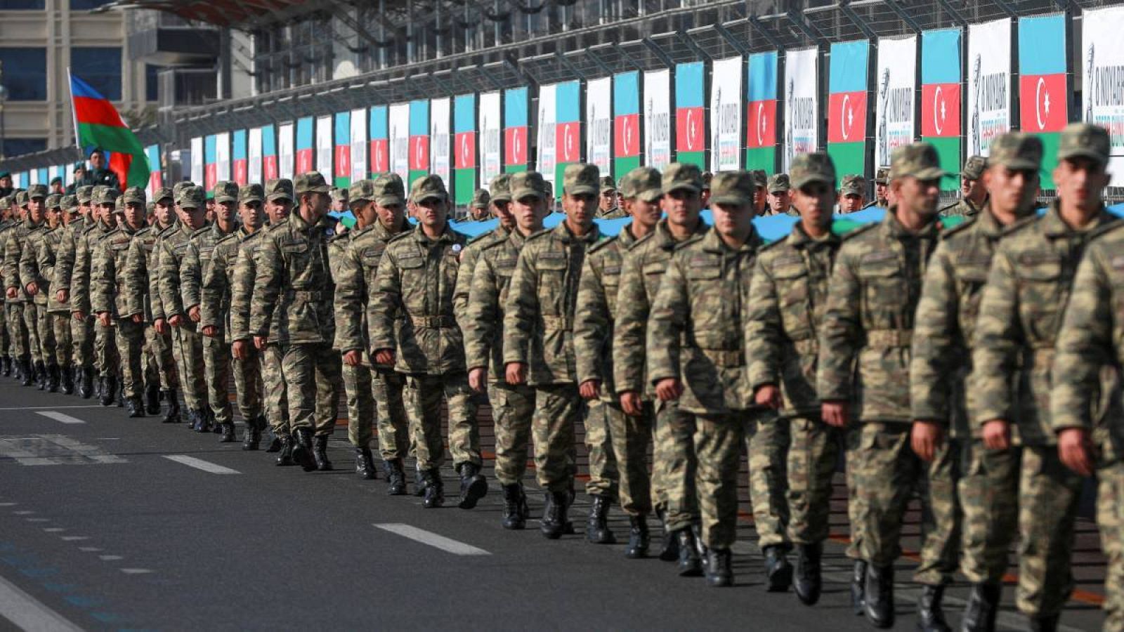 Los miembros del servicio azerí participan en una procesión que marca el aniversario del fin del conflicto militar de 2020 en la región separatista de Nagorno-Karabaj.